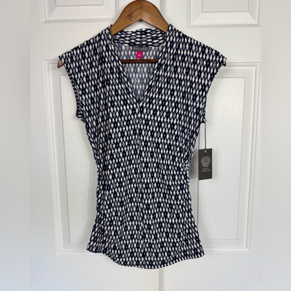 Women's Size Small Vince Camuto Shirt Blue and White Pattern with Side Rouching